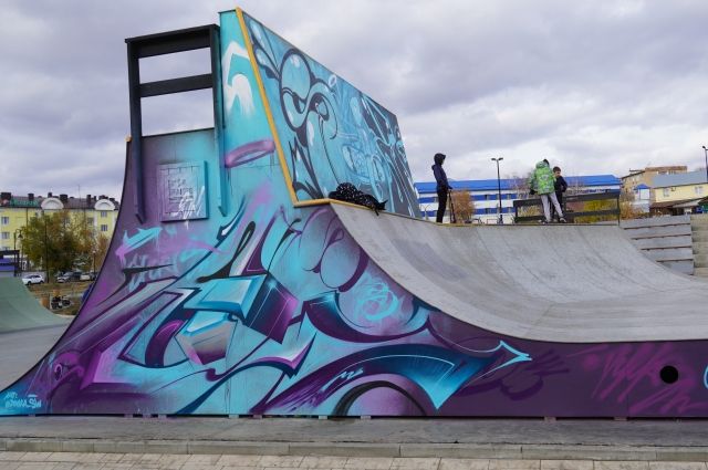 В Оренбурге художник разрисовал скейт-площадку ярким граффити. 