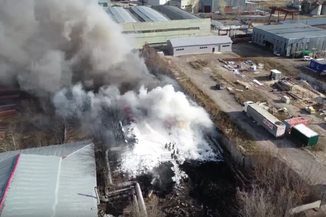 Пожар на складе покрышек в Новосибирске сняли на видео с высоты