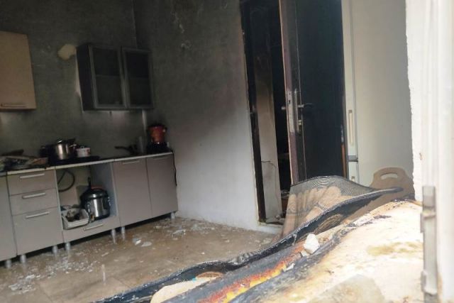 Три человека пострадали при пожаре в частном доме в Махачкале