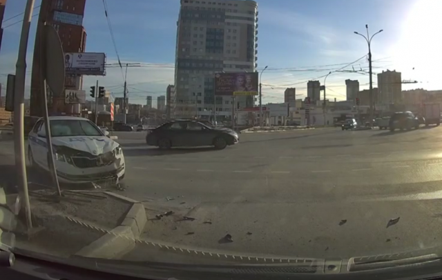 ДТП с участием автомобиля ГИБДД произошло в Новосибирске