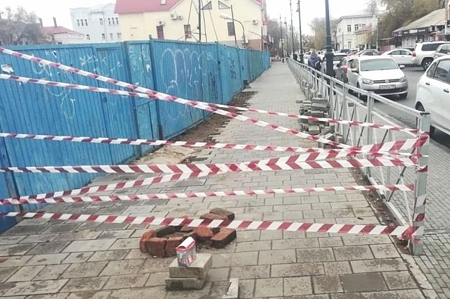 В Оренбурге вернули ограждения вокруг котлована в центре города. 