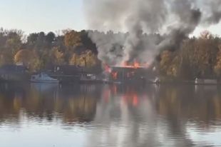 В Киеве на Гидропарке загорелся деревянный корабль