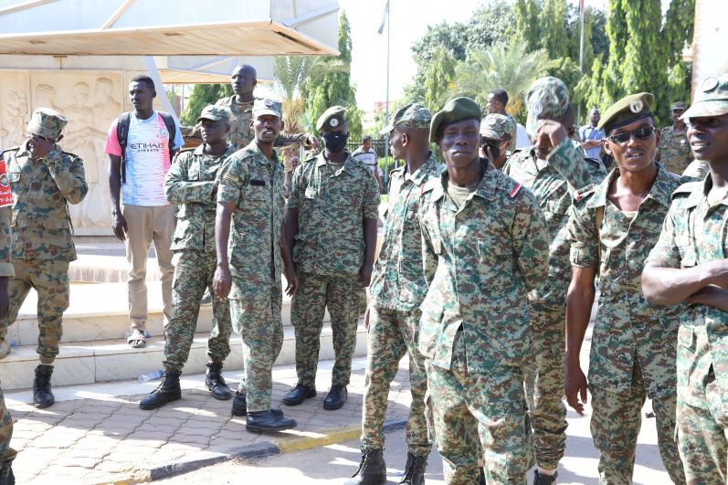 Военные возле президентского дворца в Хартуме