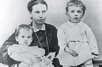 Софья Андреевна Толстая с детьми Таней и Серёжей (1866 год).