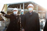 Денис Паслер проверил темпы строительства областного инфекционного госпиталя в Оренбургском районе.