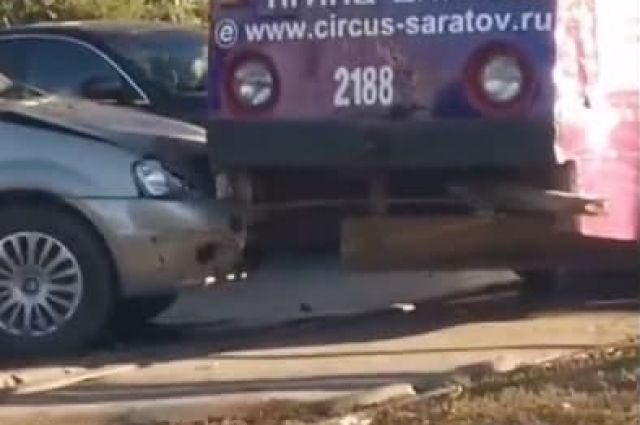 Легковушка протаранила трамвай с пассажирами в Саратове