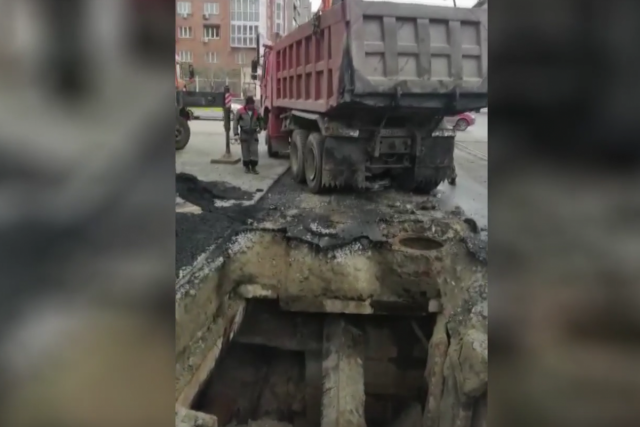 В Новосибирске на месте провала самосвала в асфальт появилась огромная дыра
