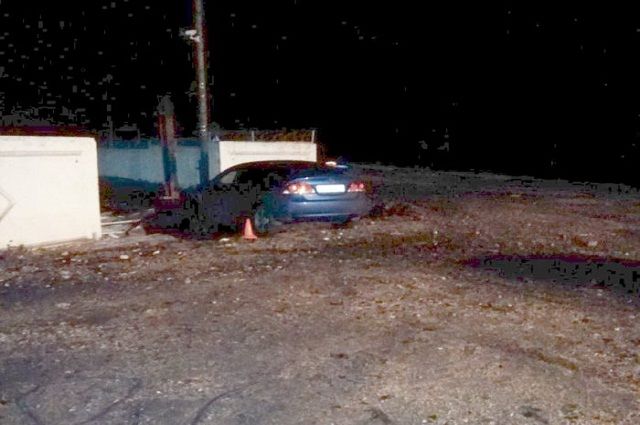 Автомобиль врезался в забор медногорского медно-серного комбината