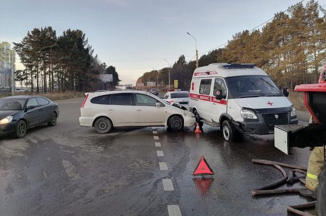 Женщина пострадала в ДТП с участием машины скорой помощи в Иркутском районе