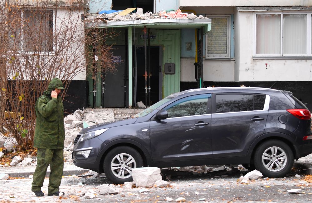 Сотрудник МЧС работает на месте взрыва в жилом доме в Набережных Челнах