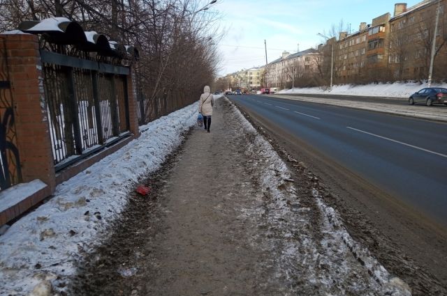 Улицы Ижевска начали посыпать противогололедным реагентом