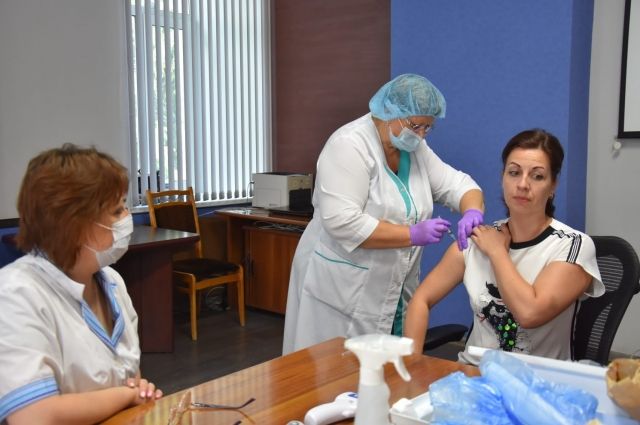 По 30 тысяч рублей получат работники завода в Дзержинске за вакцинацию