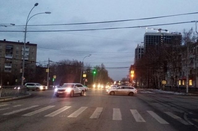 Неизвестный сбил подростка на «зебре» в Екатеринбурге и скрылся