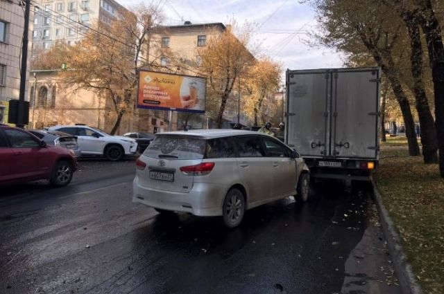 В Хабаровске из-за аварии у грузовика вытекло топливо на дорогу