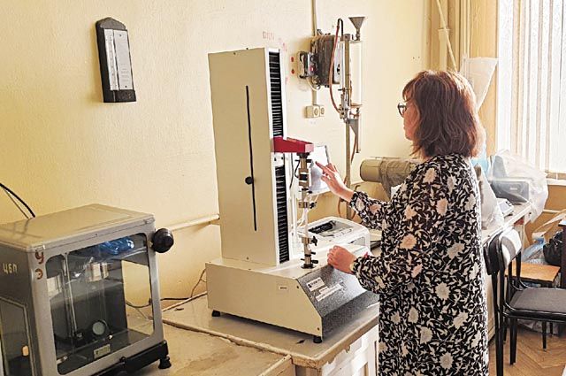 Кандидат технических наук Ольга Носкова, ассистент Фирдавес Хакимовой, тестирует получившийся образец бумаги на разрывной машине.