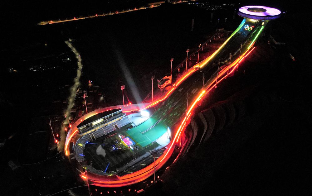 Во время мероприятия, посвящённого отсчёту времени до Пекина 2022 года, в Национальном центре прыжков на лыжах с трамплина