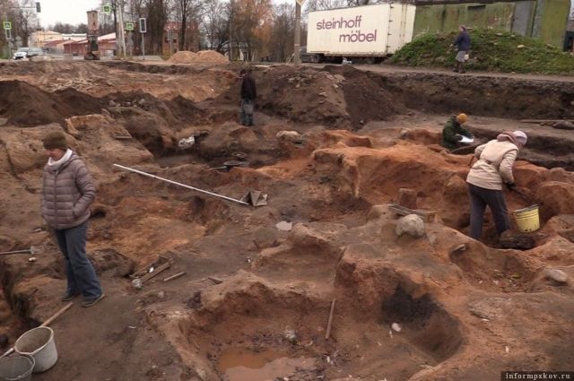 Псковские археологи нашли основание крепостной стены Окольного города