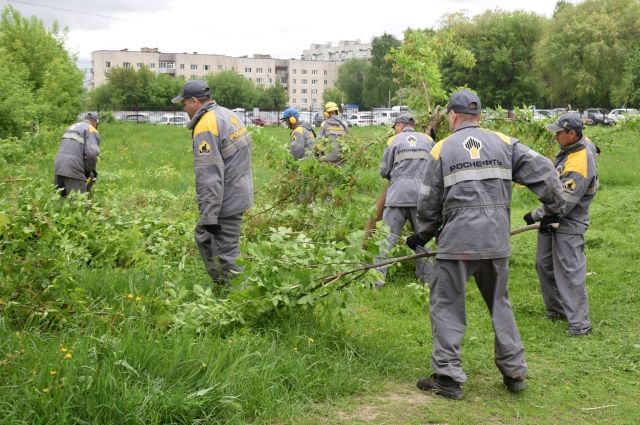 Сотрудники РНПК регулярно помогают делать наш город чище.
