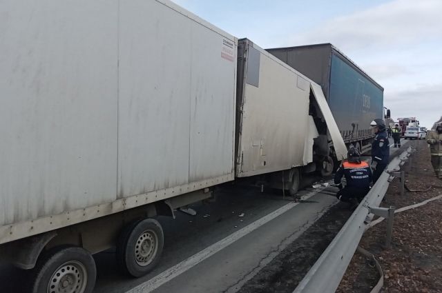 На трассе Челябинск-Уфа грузовик въехал под фуру, водитель погиб