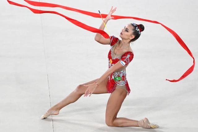 Дина Аверина (Россия) выполняет упражнения с лентой в индивидуальной программе на 8-м турнире по художественной гимнастике OLYMPICO CUP на призы олимпийской чемпионки Юлии Барсуковой.