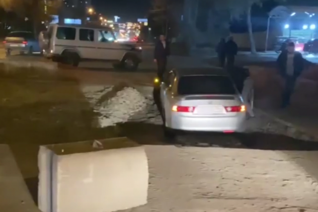 В Новосибирске «Хонда» упала в коммунальную яму на дороге