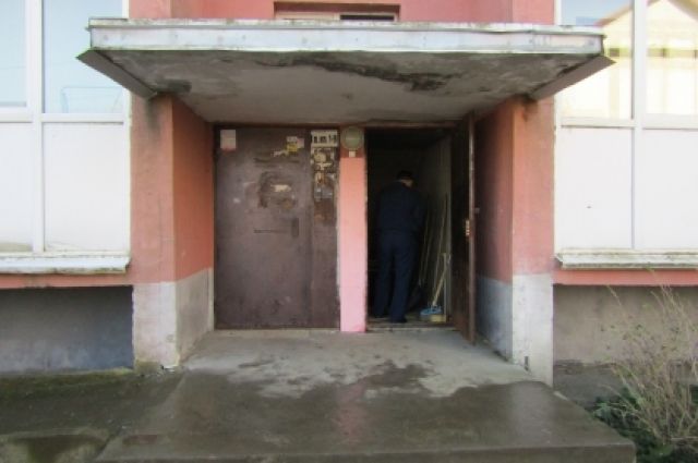 По факту обнаружения в подвальном помещении одного из домов по ул. Владивостокской тела 54-летнего местного жителя организовано проведение доследственной проверки.