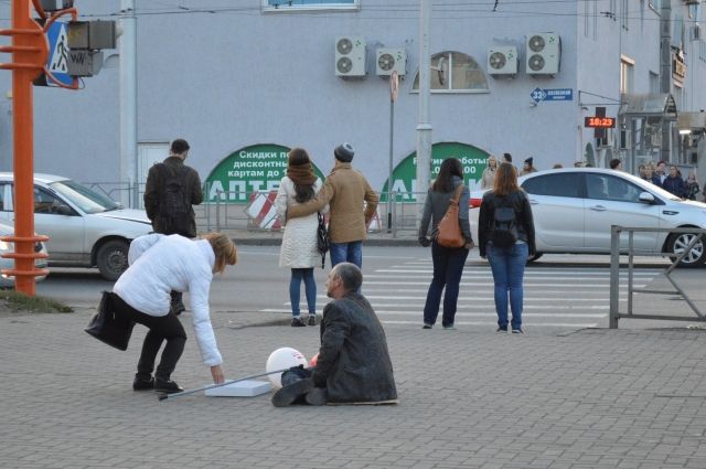 Уличным бездомным можно предложить не деньги, а еду или свою помощь.