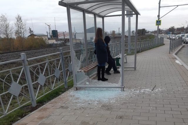 Замена одного стекла автобусного павильона обходится муниципальной казне приблизительно в 40 тысяч рублей.