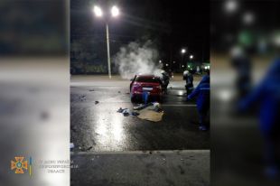 В Кривом Роге авто врезалось в столб и загорелось: есть пострадавшие.