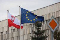 Флаги Польши и ЕС у здания посольства Польши в Москве.