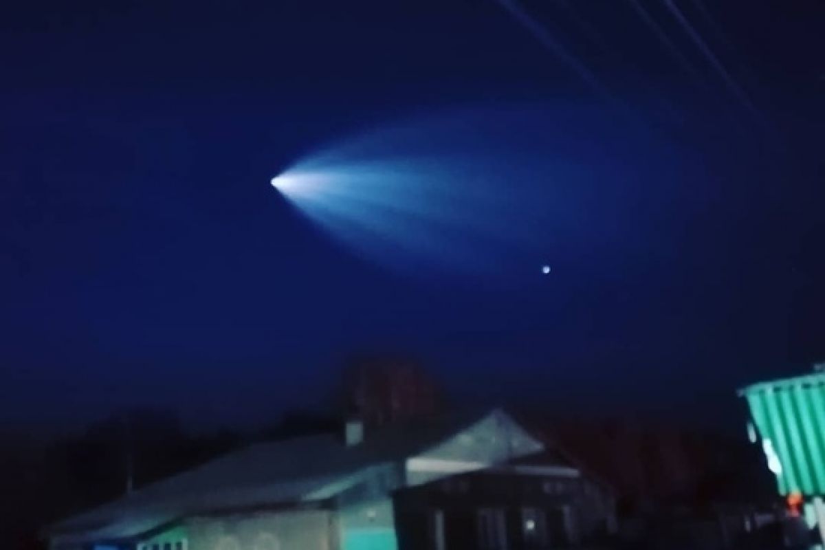 Ракета над новосибирском. НЛО В небе. Светящиеся шары в небе НЛО. Неопознанный летающий объект в небе. Белый шар в небе неопознанный объект.