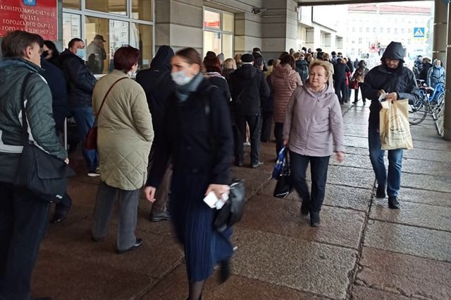 Жители Калининграда столпились в очередях у МФЦ для активации Госуслуг
