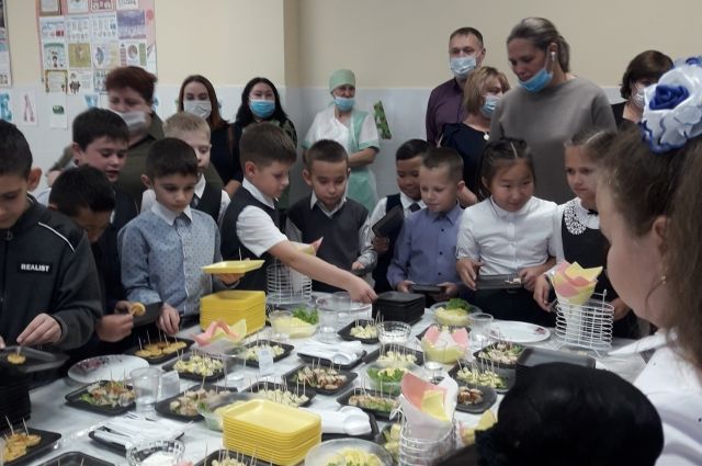 В южно-сахалинской школе №16 собралось большое жюри – региональный министр образования Анастасия Киктева, представители Роспотребнадзора, школьники и родители. Все смогли попробовать блюда и проголосовать. 