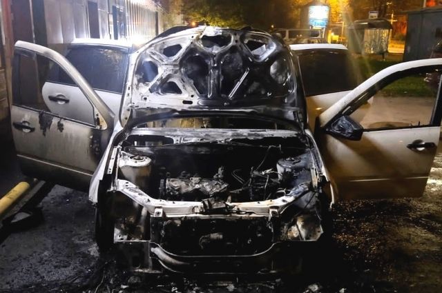 Автомобиль Renault Logan горел в Смоленске в микрорайоне Южном