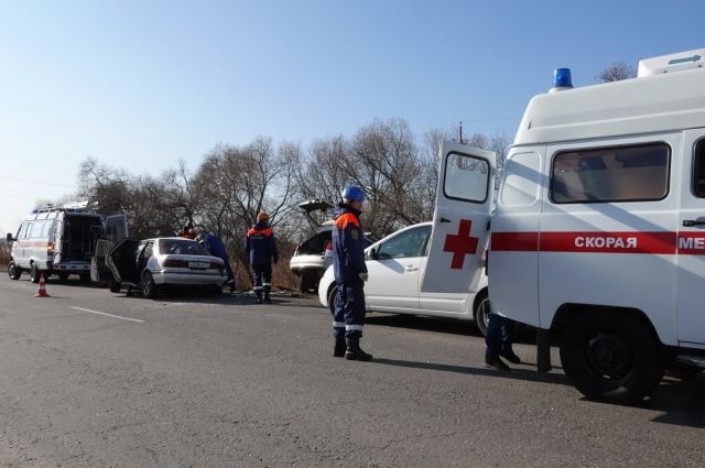 В Хабаровском крае пострадавшим в ДТП понадобилась помощь спасателей