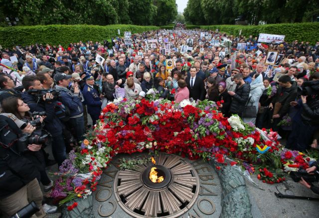 Участники акции Бессмертный полк возлагают цветы к Вечному огню в честь павших воинов в Великой Отечественной войне в киевском парке Славы. 2019 г.