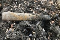 В поселке 9 Января Оренбургского района на дне высохшего ручья обнаружили снаряд.  