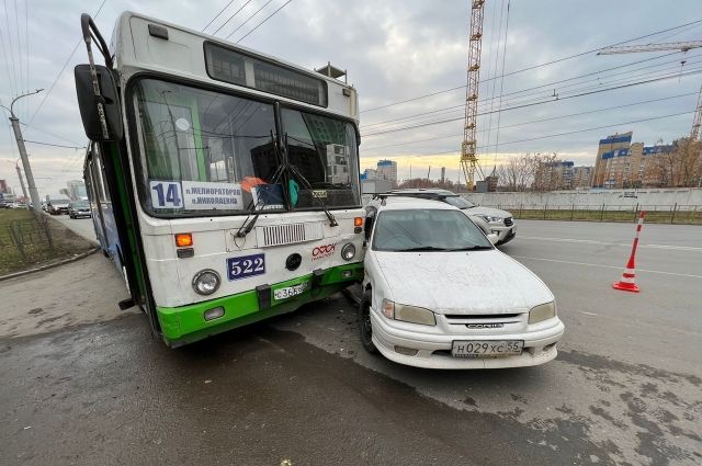 На Левом берегу Омска женщина на иномарке врезалась в автобус «Лиаз»