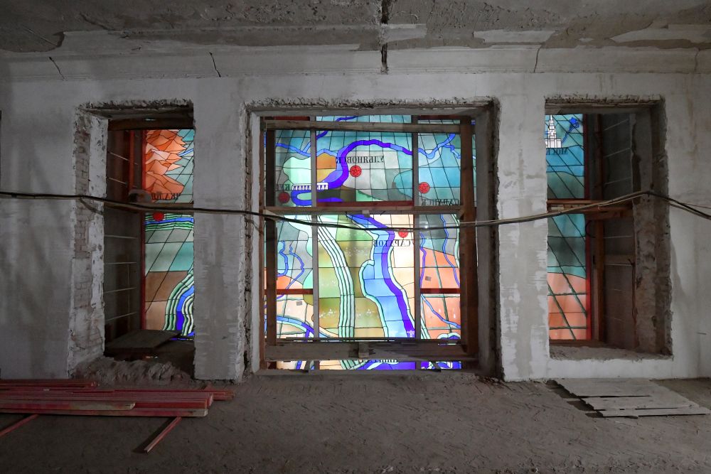 Витраж во время реставрационных работ павильона «Радиоэлектроника и связь» на ВДНХ