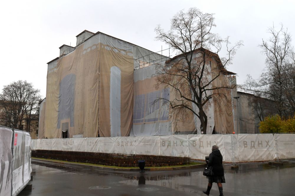 Павильон «Радиоэлектроника и связь» на ВДНХ в Москве во время реставрационных работ
