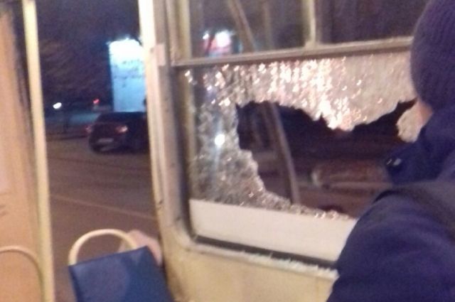 Экскаватор ковшом разбил окно трамвая с пассажирами в Челябинске