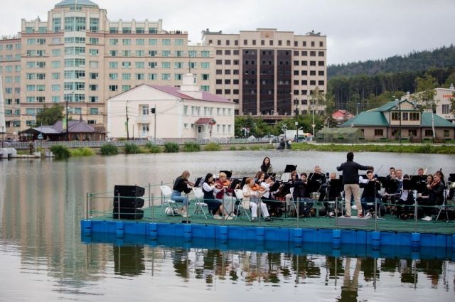 Городской оркестр выступил на понтоне на озере Верхнем. 