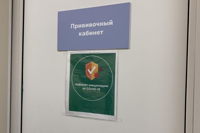 В Омске мошенники стали предлагать пожилым платную прививку на дому