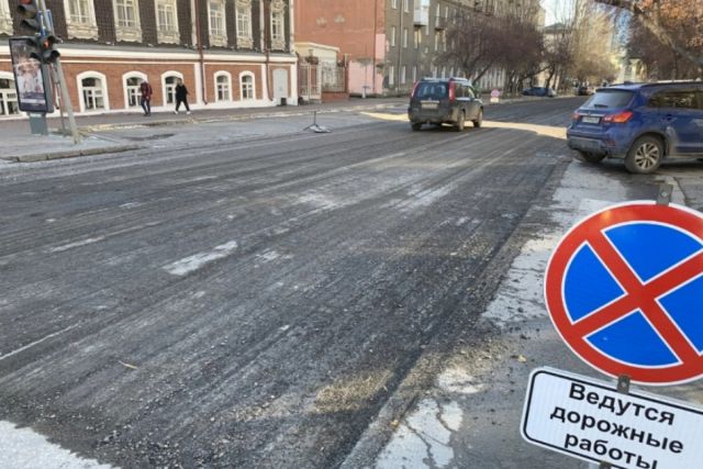 В Новосибирске дорожники начали экстренный ремонт на улице Ленина