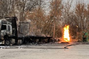 В Харьковской области третий день тушат пожар на АЗС.
