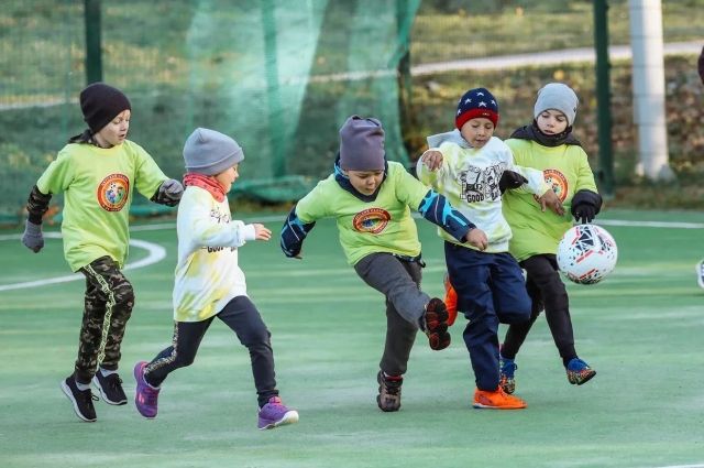Футбольный кубок третий год подряд выигрывает команда детсада «Солнышко».