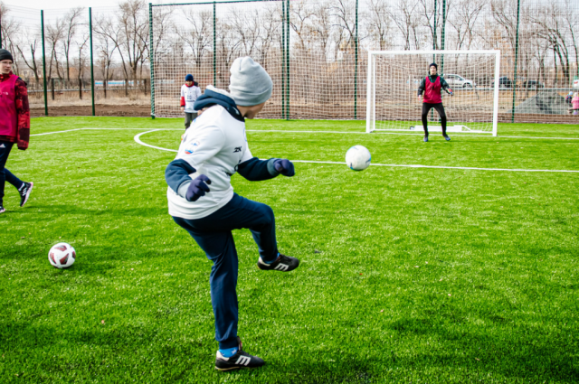 В Оренбуржье смонтировали семь футбольных полей с искусственным покрытием.