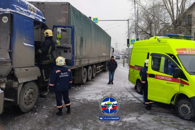 В Новосибирске водитель фуры умер за рулём и попал в ДТП