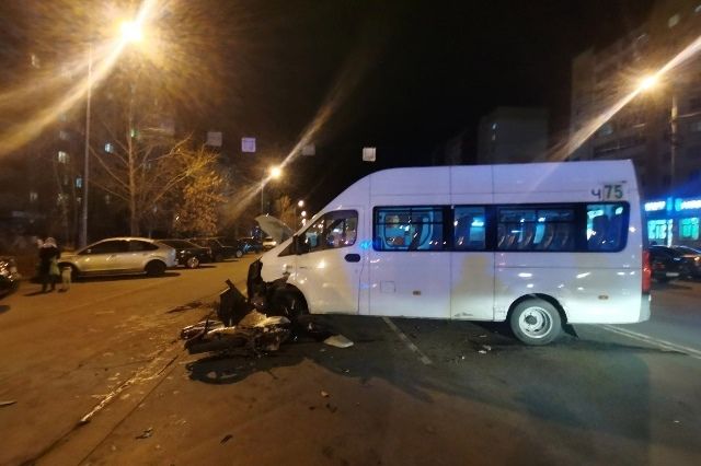 Два человека пострадали в ДТП с маршруткой и мотоциклом в Челябинске