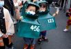 Дети в костюмах персонажей из сериала «Игра в кальмара» принимают участие в параде в честь Хэллоуина в Синьбэе (Тайвань)